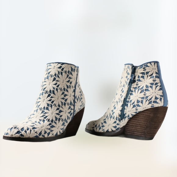 Very Volatile Cherie Lace Booties, blue denim - Picture 2 of 11